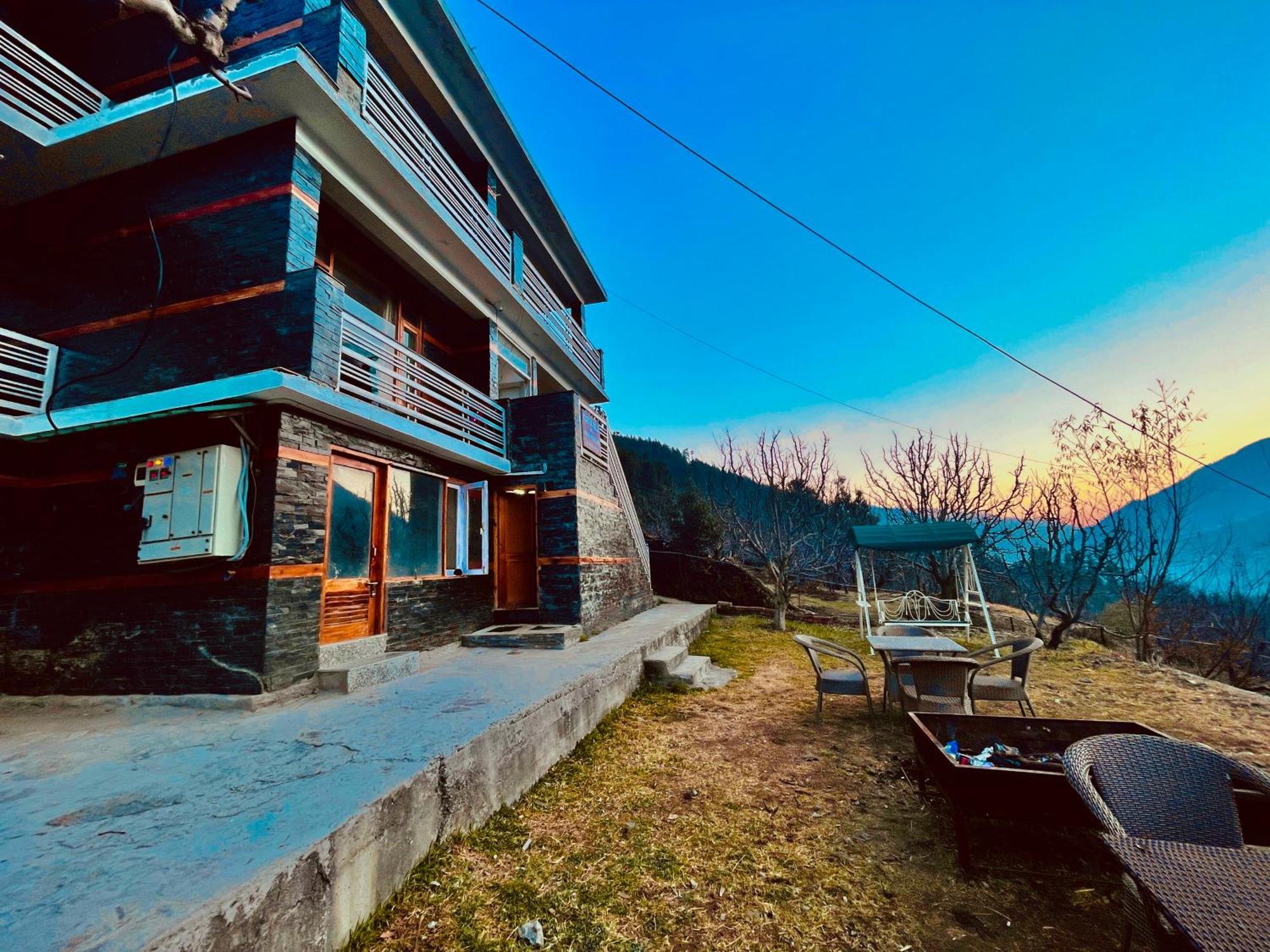 The Kartik Villa, Manali - A Beautiful Cottage In The Clouds Towards Snow Capped Mountains — Photos 1